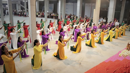 Giáo xứ Trại Sơn: Dâng hoa và Thánh lễ khai mạc Tháng Mân Côi