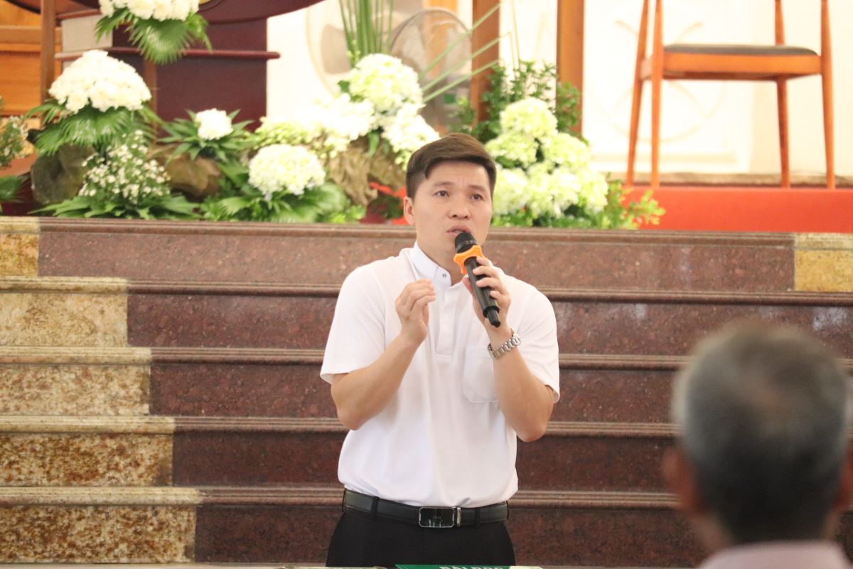 Cha Gioan Baotixita Nguyễn Bá Thanh giúp tĩnh tâm, xét mình lãnh nhận Bí tích Hoà giải)