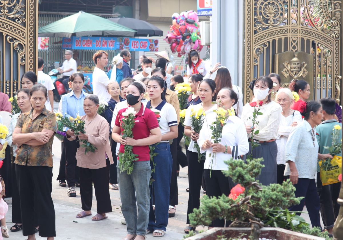 Cộng đoàn dâng hương, hoa, xin ơn Cha Thánh Phêrô Lê Tuỳ