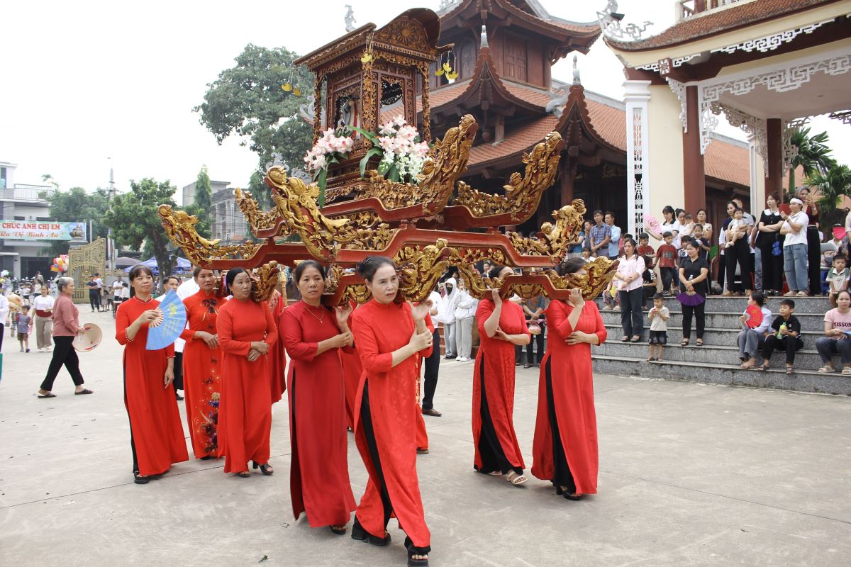 Cộng đoàn tham dự cuộc rước kiệu Thánh Phêrô Lê Tuỳ