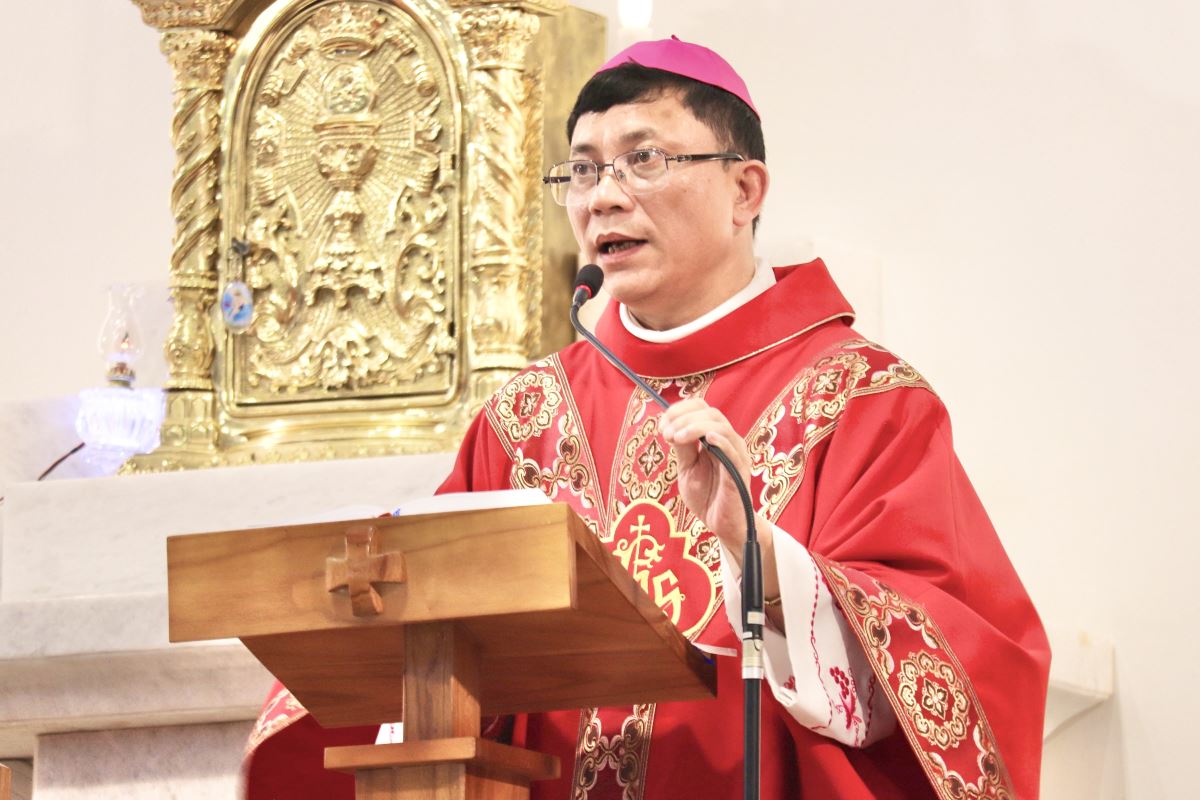 Đức cha phụ tá Phaolô ngỏ lời với cộng đoàn trước Thánh lễ