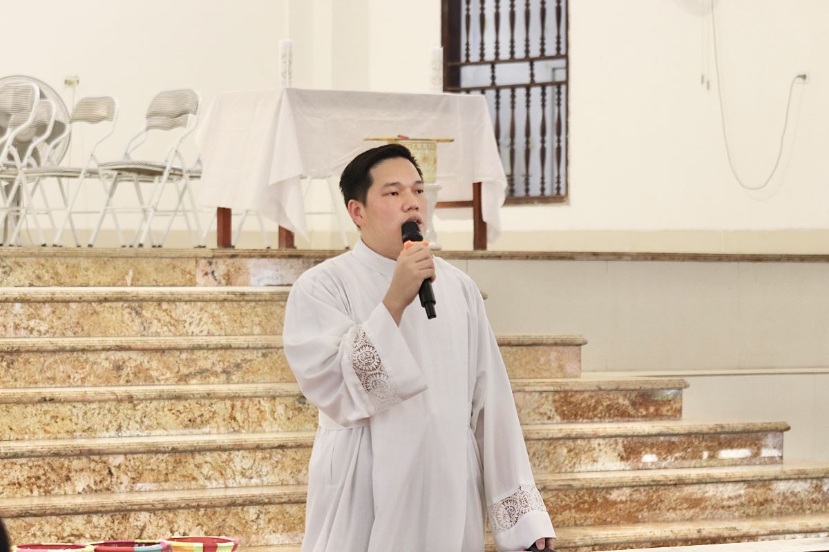 Thầy phó tế Phanxicô Xaviê Chia sẻ với cộng đoàn