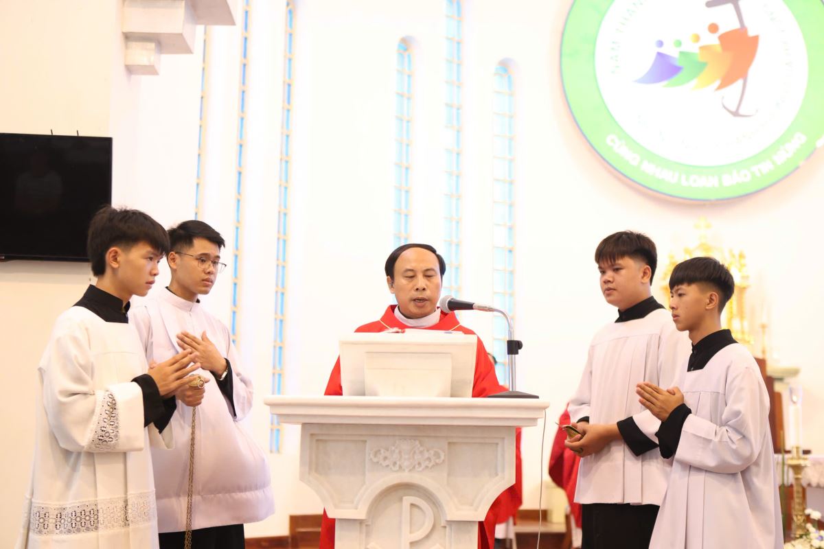 Cha Giuse Nguyễn Văn Mạnh công bố Tin mừng và giảng lễ