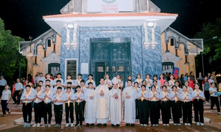 Đức Cha Đaminh Hoàng Minh Tiến Thăm Mục Vụ Và Ban Bí Tích Thêm Sức Cho 35 Em Tại Giáo Xứ Dị Nậu