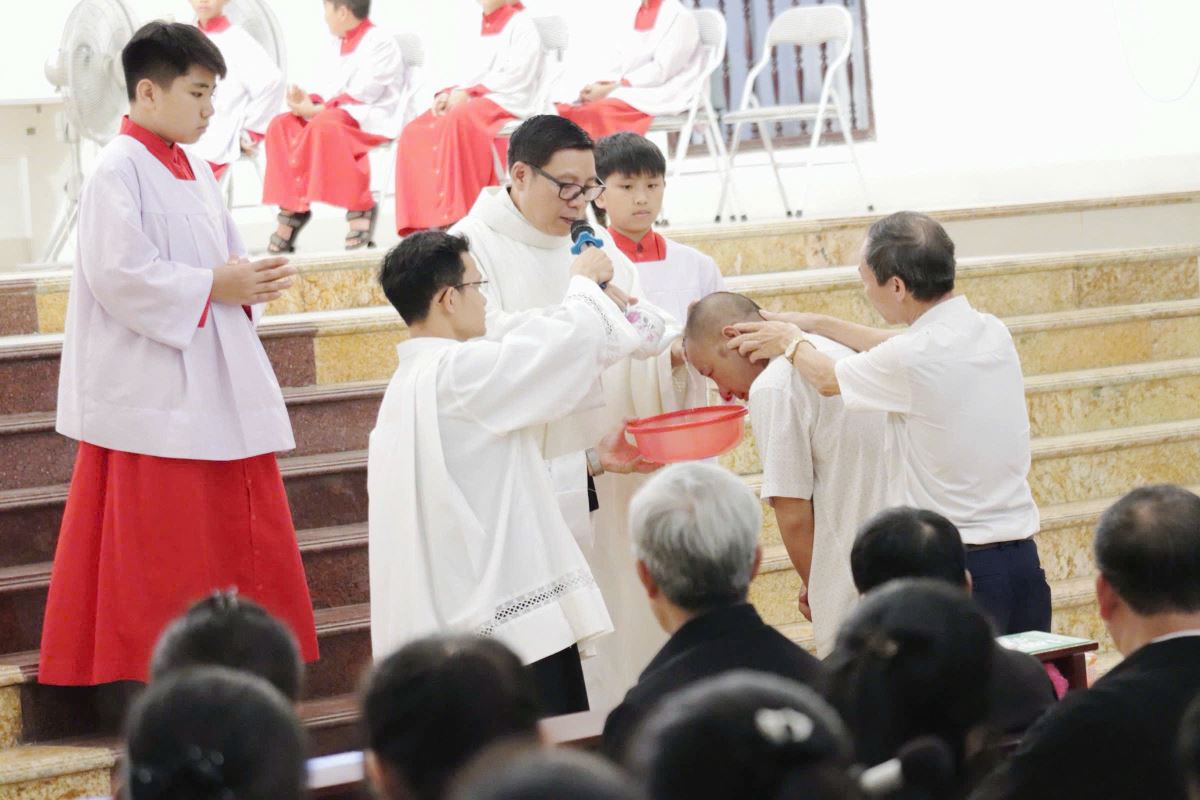 Cha xứ Antôn cử hành Bí tích Thánh Tẩy