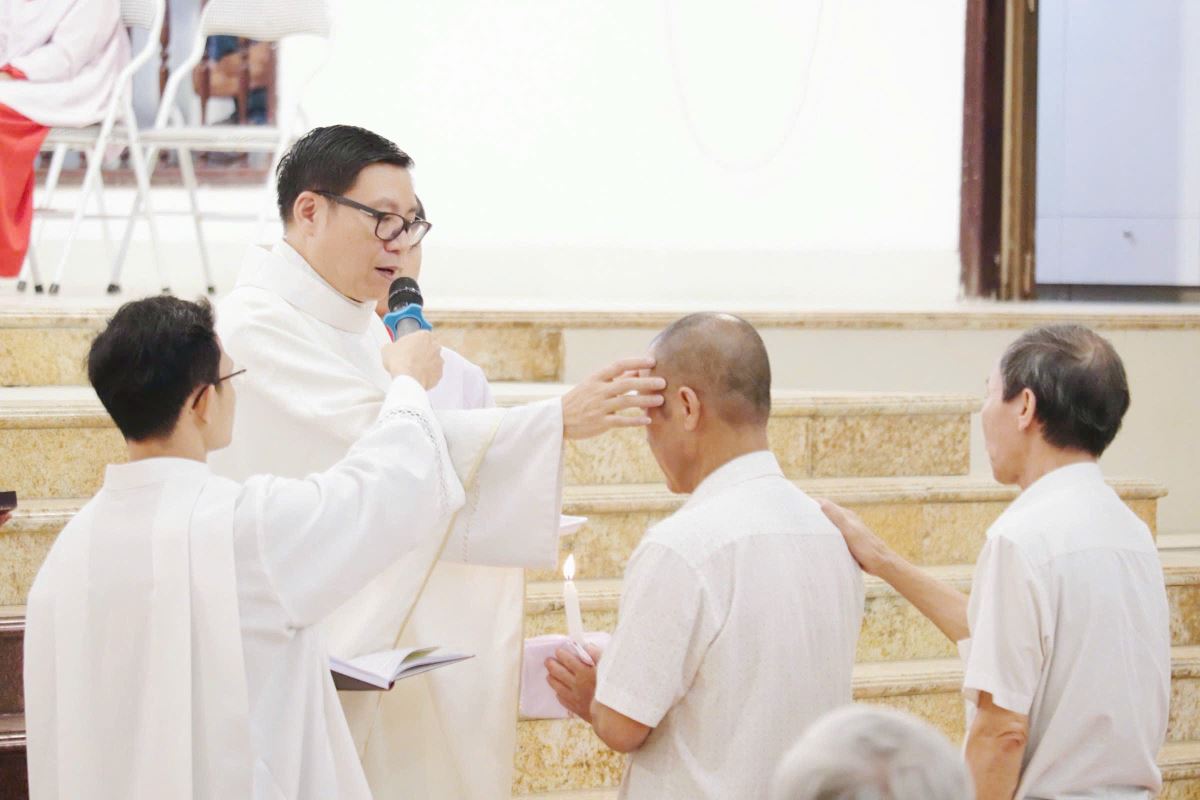 Cha xứ Antôn cử hành Bí tích Thêm sức