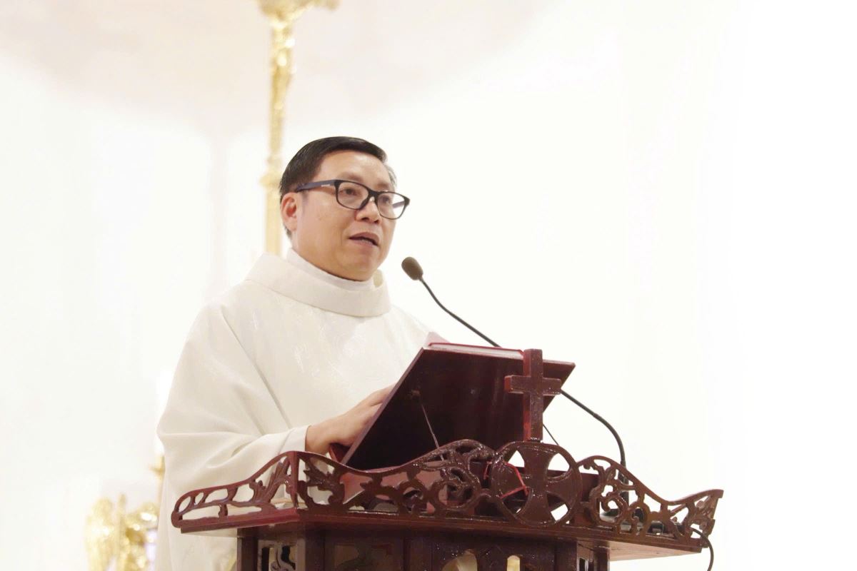 Cha xứ Antôn Giảng lễ