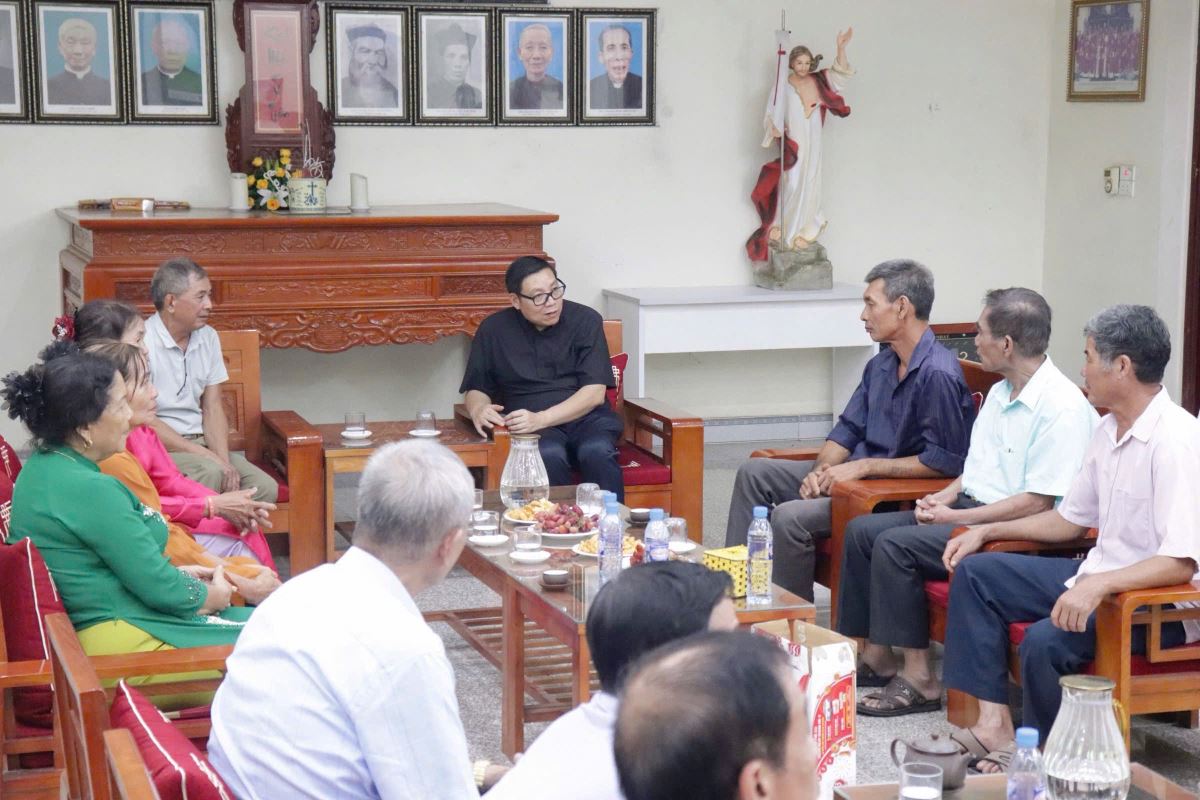(Cha xứ Antôn cùng quý ông bà, anh chị em tôn giáo bạn giao lưu và chia sẻ về đời sống đức tin)