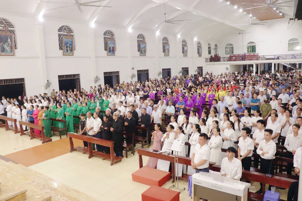 Cộng đoàn sốt sắng hiệp dâng Thánh lễ