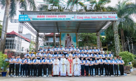 Đức Cha Phụ Tá Phaolô Nguyễn Quang Đĩnh Ban Bí Tích Thêm Sức Cho 70 Em Thiếu Nhi Tại Giáo Xứ Lào Cai