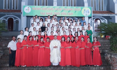 Giáo Xứ Mậu Đông – Mậu A Dâng Hoa Kính Đức Mẹ Mân Côi Và Hành Hương Năm Thánh Tại Nhà Thờ Yên Tập