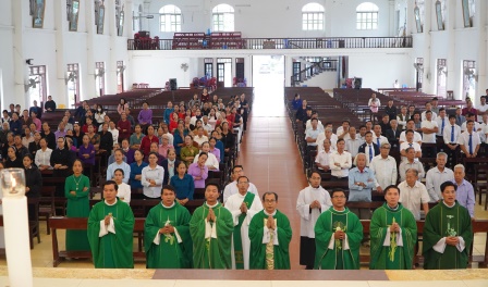 Giới Doanh Trí, Giới Y Tế và Giới Giáo Chức Hành Hương Năm Thánh Tại Nhà Thờ Giáo Xứ Hoàng Xá