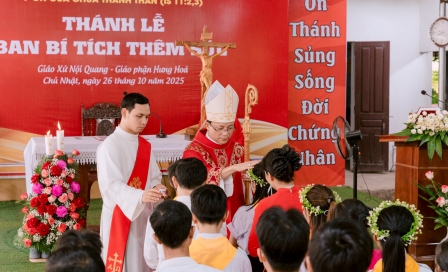 Thánh Lễ Ban Bí Tích Thêm Sức Tại Chuẩn Xứ Nội Quang