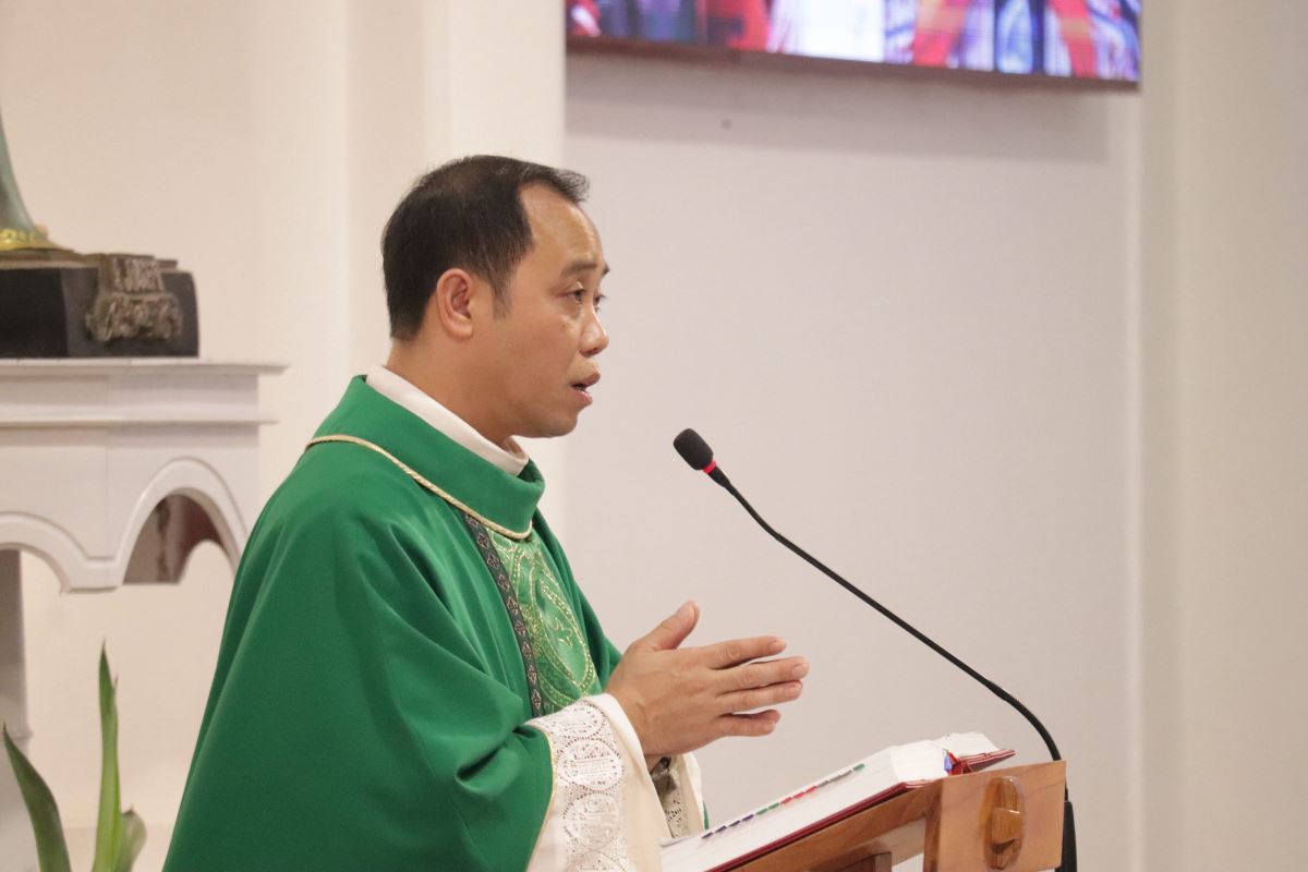 Cha chủ tế ngỏ lời với cộng đoàn