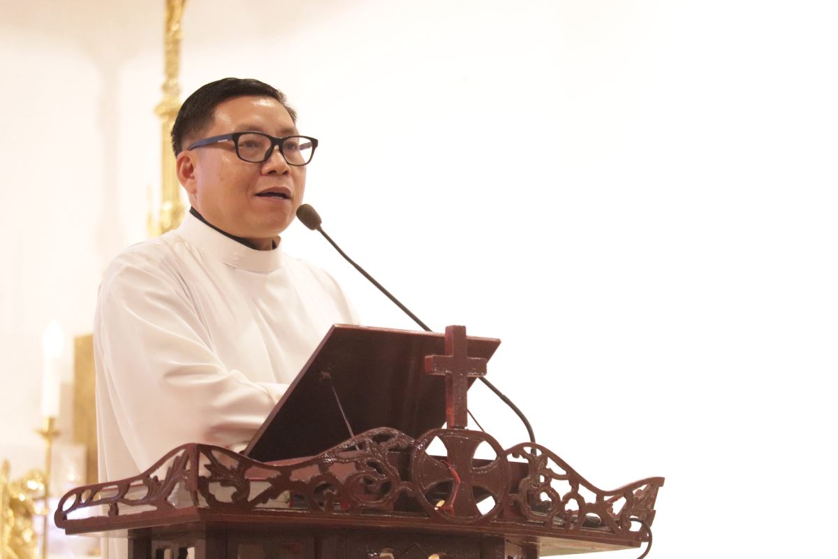 Cha xứ Antôn cảm ơn Cha Giuse và đội hoa Giáo xứ Ro Lục