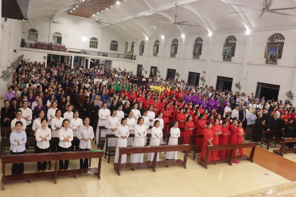 Cộng đoàn sốt sắng hiệp dâng Thánh lễ