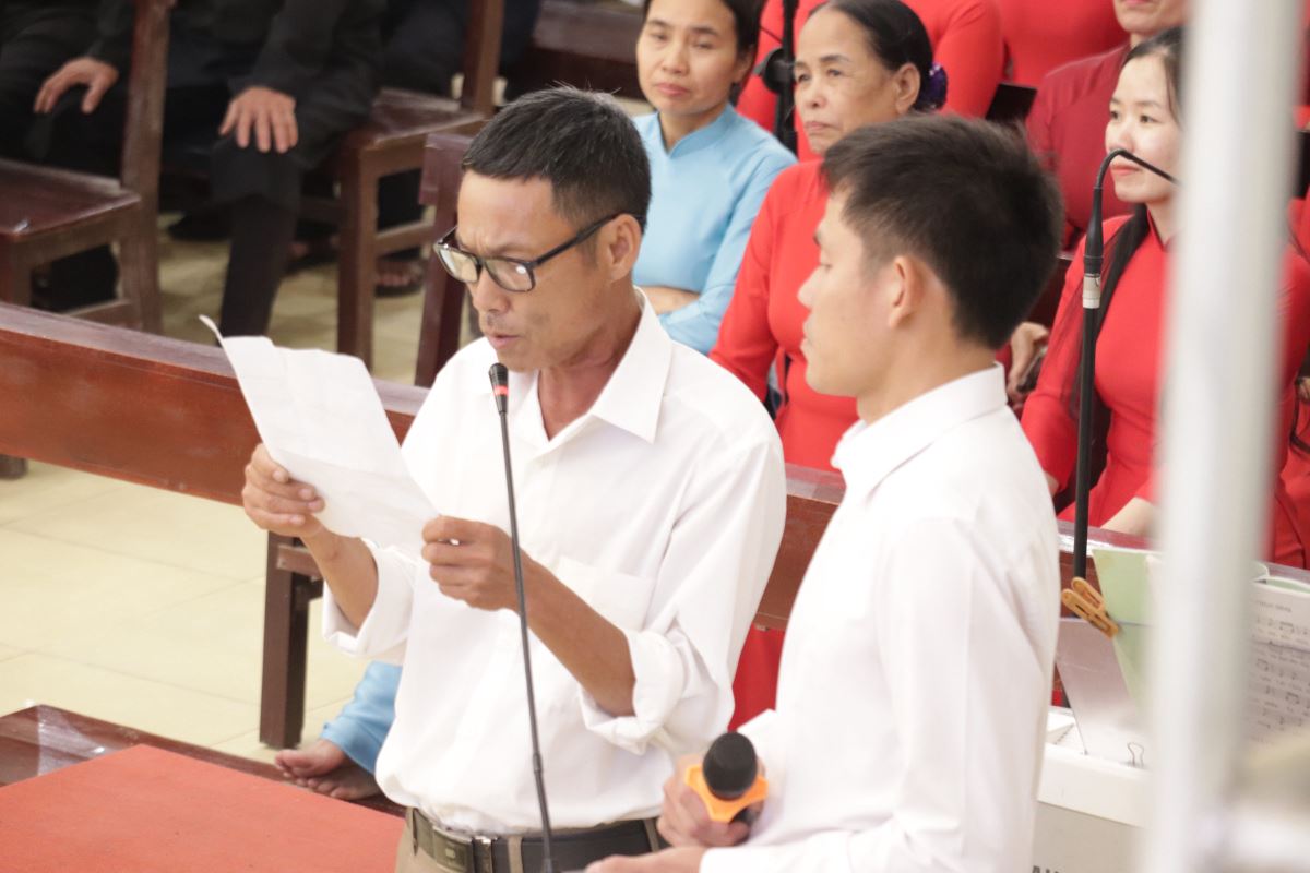 Vị đại diện đội hoa Giáo xứ Ro Lục bày tỏ tâm tình tri ân