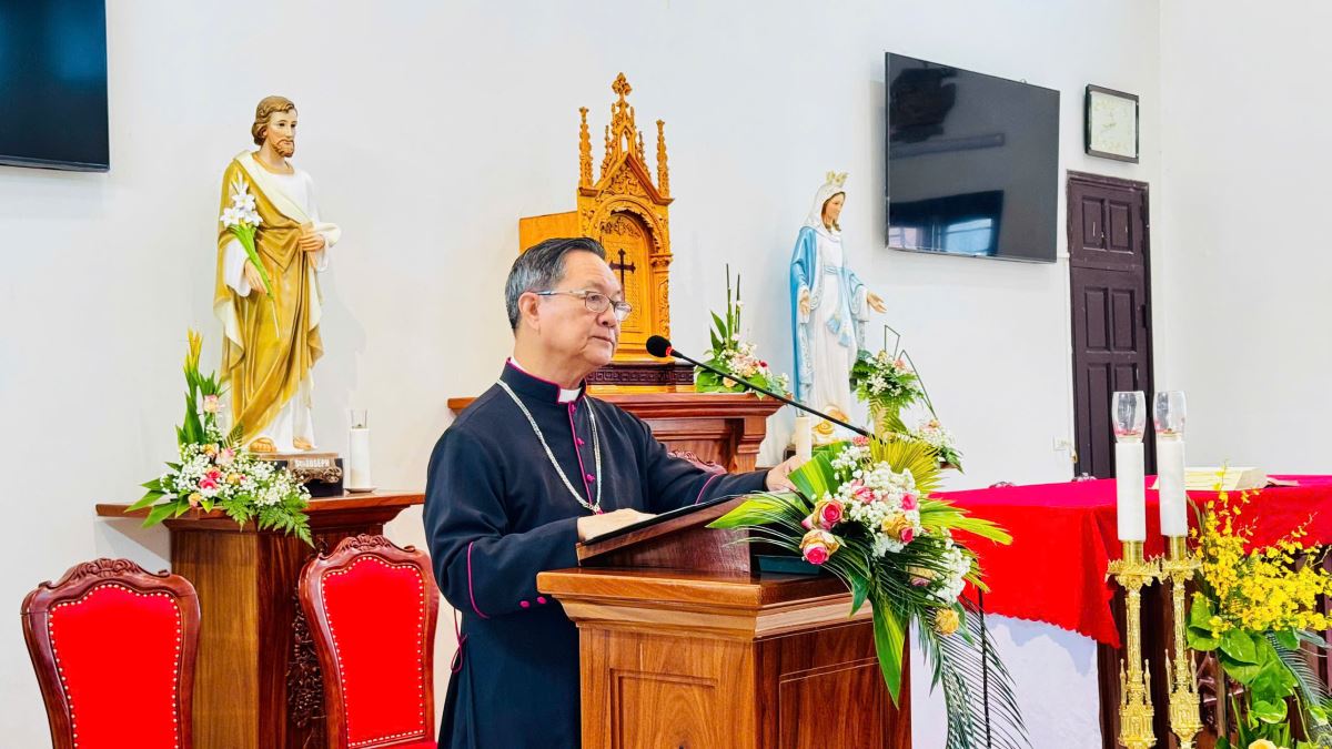 Đức cha Giuse Trần Văn Toản, Giám mục Chính tòa Giáo phận Long Xuyên, đảm trách giảng phòng.
