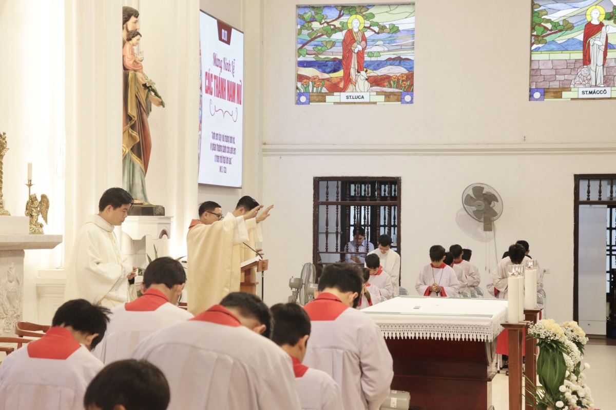 Cha chủ tế ban phép lành trọng thể cuối lễ