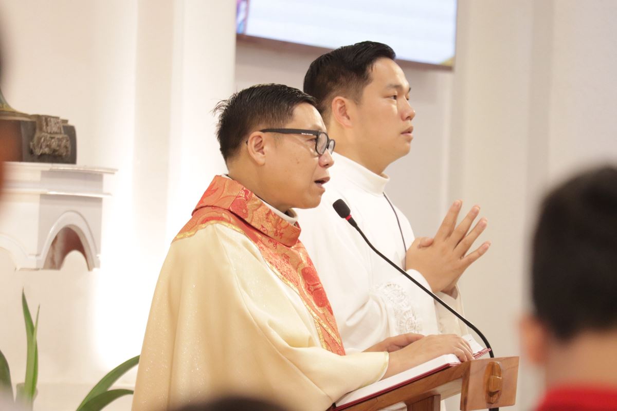 Cha chủ tế ngỏ lời với cộng đoàn