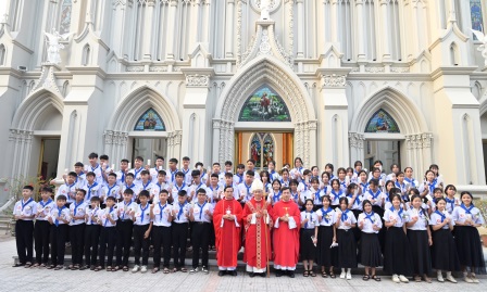 Thánh lễ ban Bí tích Thêm Sức tại Giáo xứ Cát Ngòi