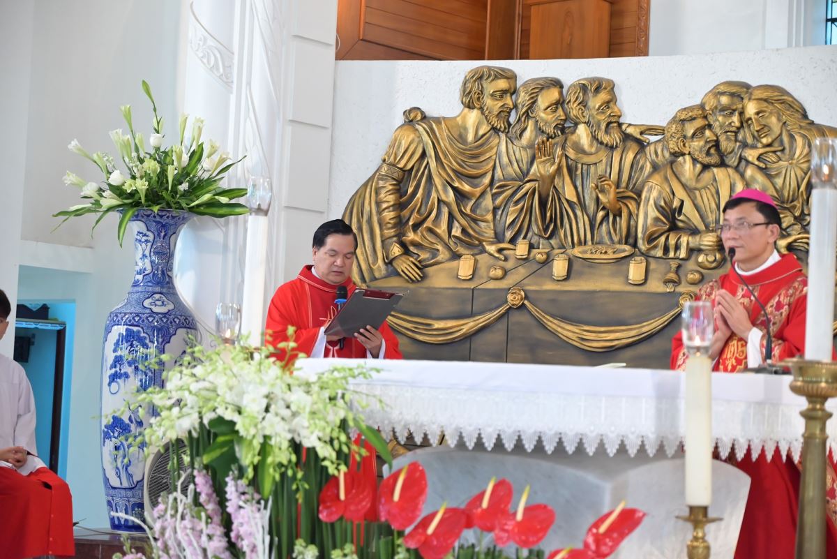 Cha xứ Đaminh Hoàng Thế Bằng thỉnh cầu Đức cha ban Bí tích Thêm sức cho 73 em Thiếu nhi