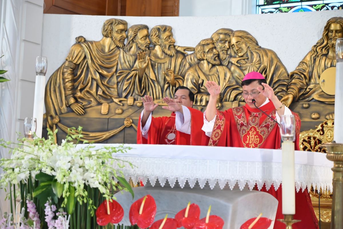 Đặt tay xin ơn Chúa Thánh Thần