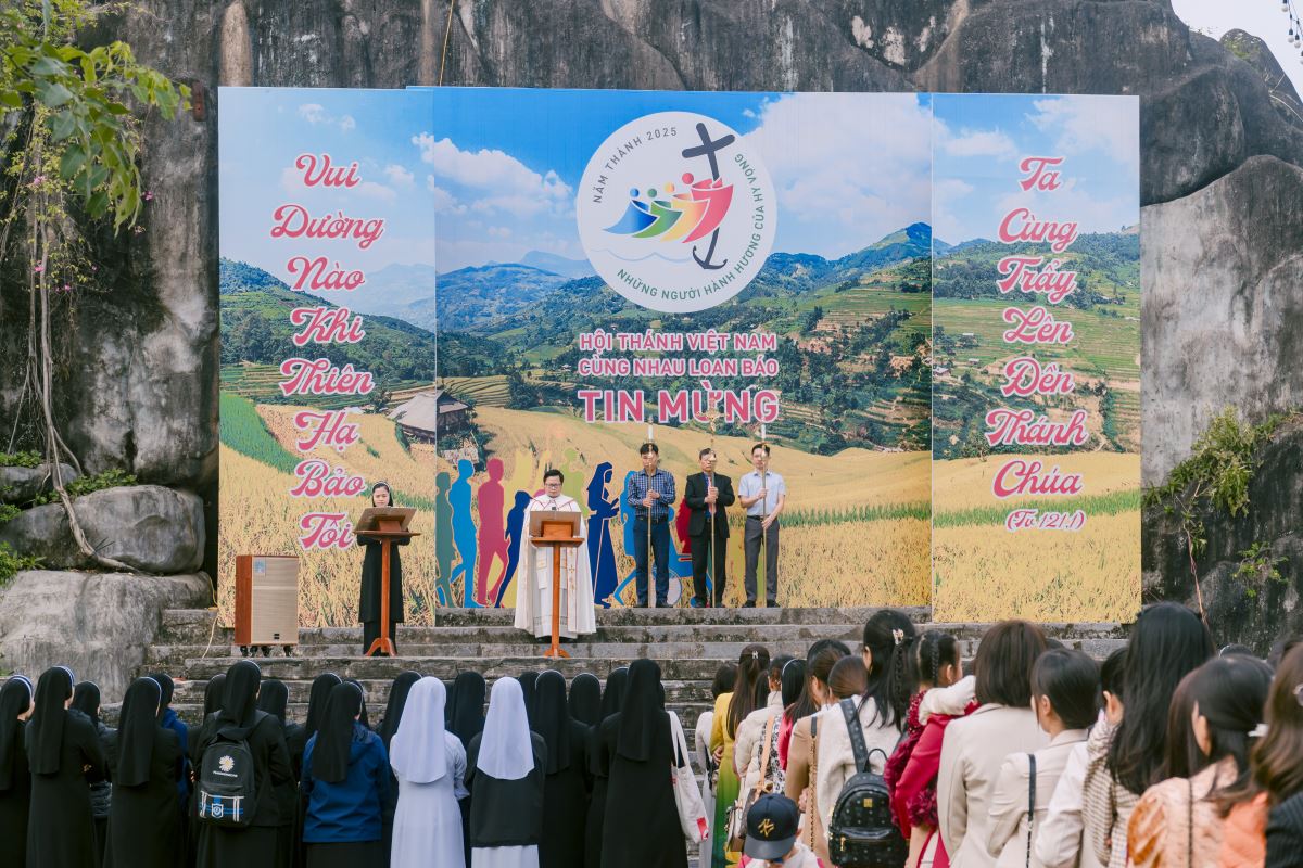 Cộng đoàn sốt sắng tham dự nghi thức hành hương