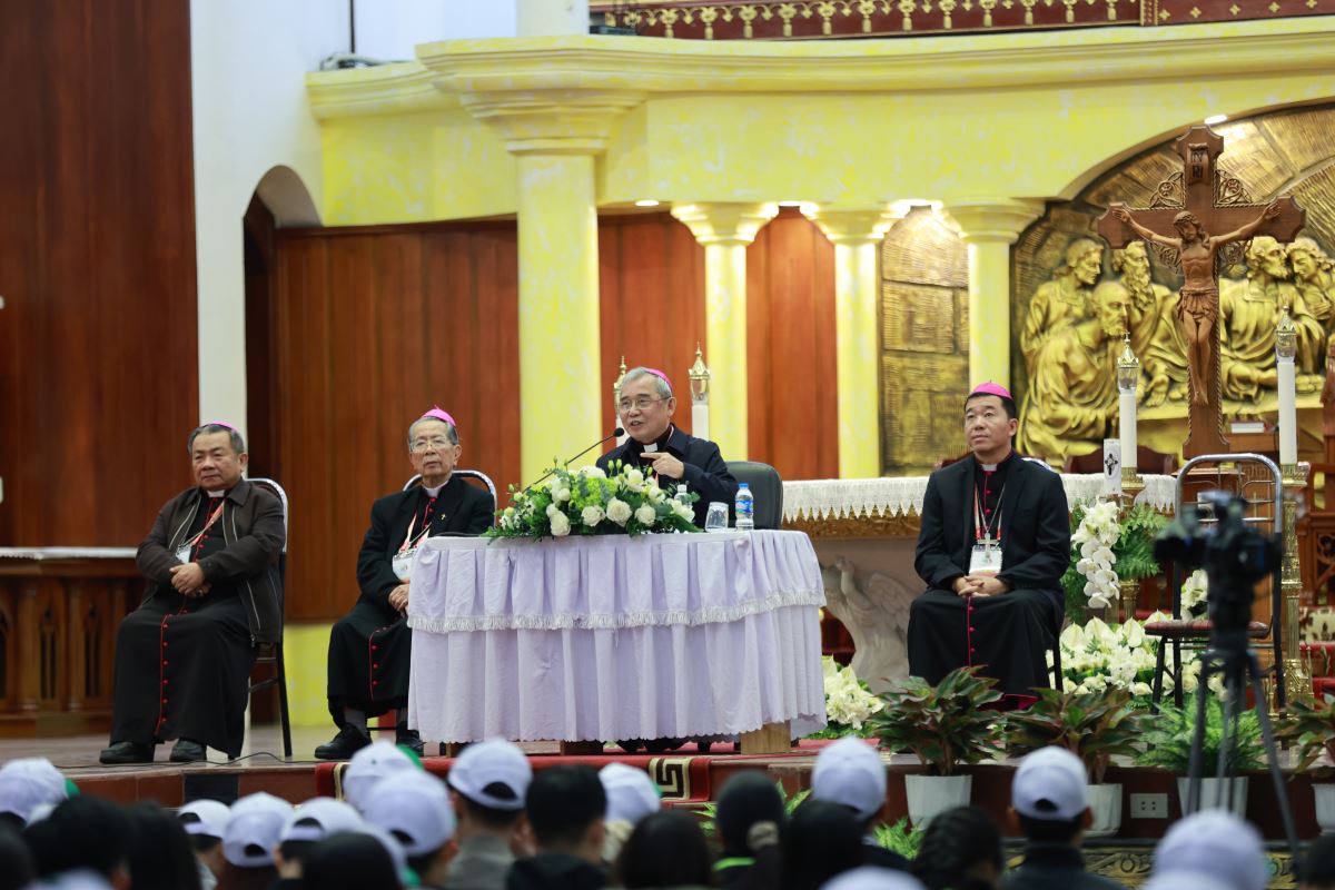 Đức cha Louis Nguyễn Anh Tuấn – Gm GP Hà Tĩnh gặp gỡ các bạn trẻ tại Nhà thờ Chính tòa Giáo phận Thái BÌnh