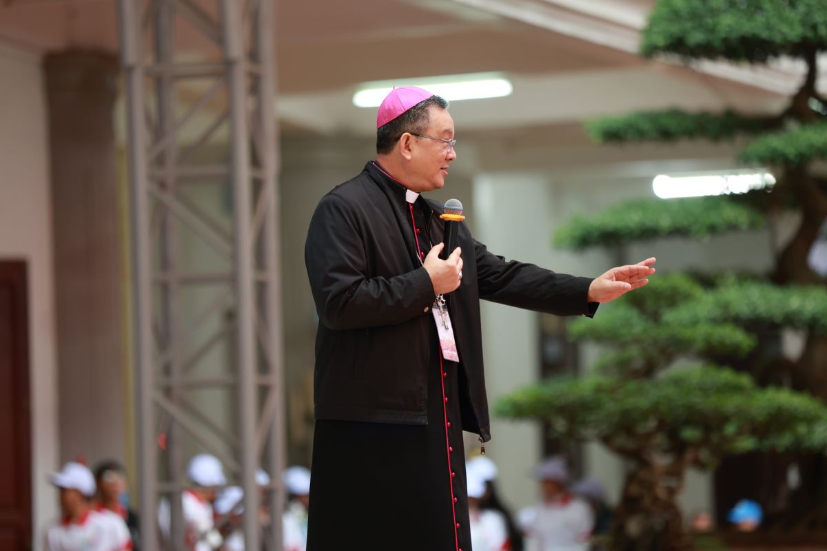 Đức cha Giuse Đỗ Quang Khang – Gm GP Bắc Ninh gặp gỡ các bạn trẻ tại Giếng trời Tòa Giám mục