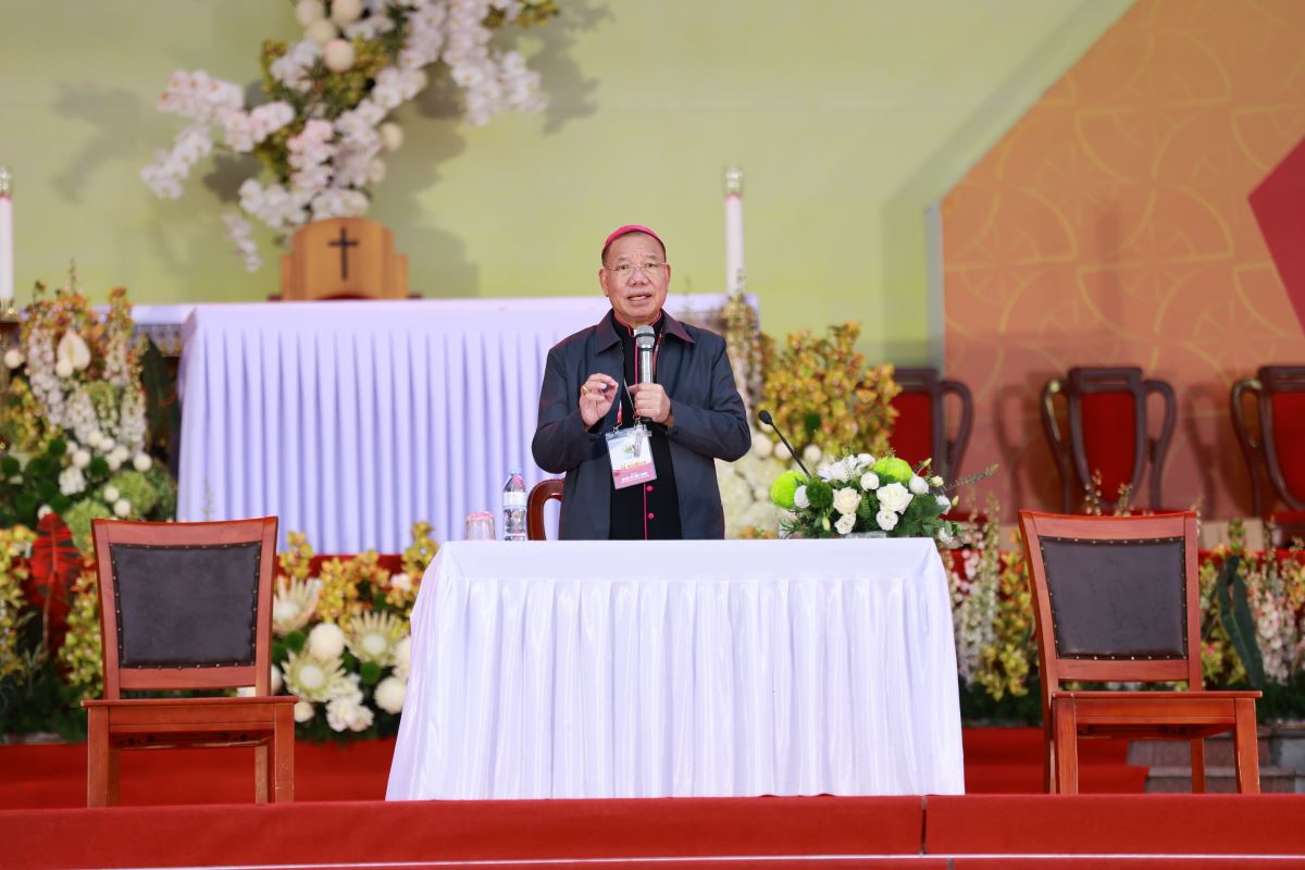 Đức TGM Giuse Vũ Văn Thiên, TGM TGP Hà Nội gặp gỡ các bạn trẻ tại quảng trường