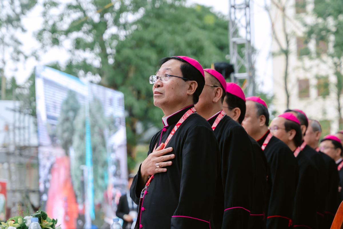 Nghi thức thượng cờ Đại hội diễn ra trang nghiêm