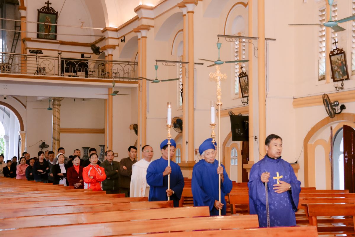 Đoàn hành hương tiến vào Nhà thờ