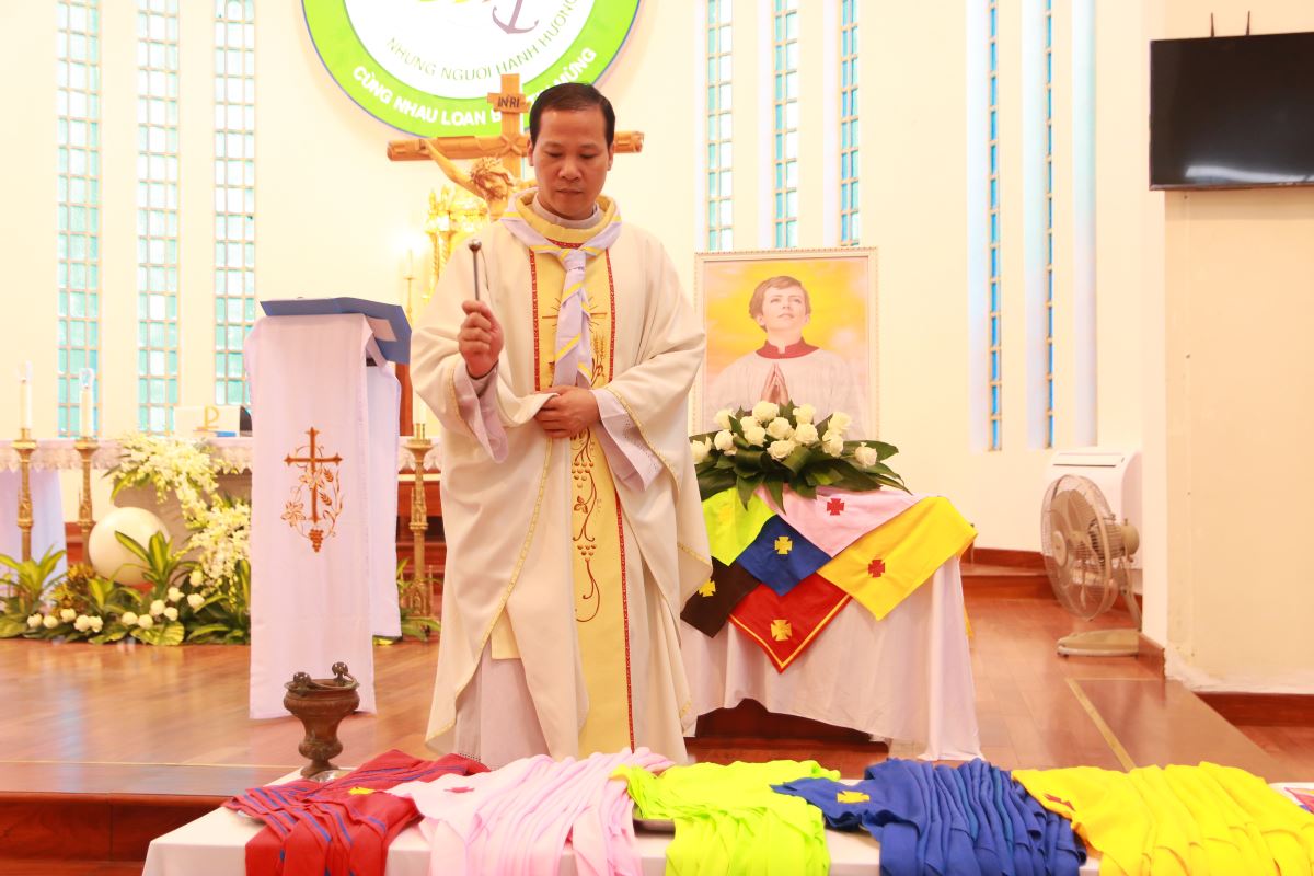 Cha Giuse Hà Văn Trọng - Tuyên úy Liên đoàn làm phép cờ và khăn quàng TNTT