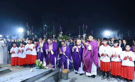 Quý Cha Quê Hương Vĩnh Lộc Dâng Lễ Cầu Nguyện Cho Các Bậc Tiền Nhân