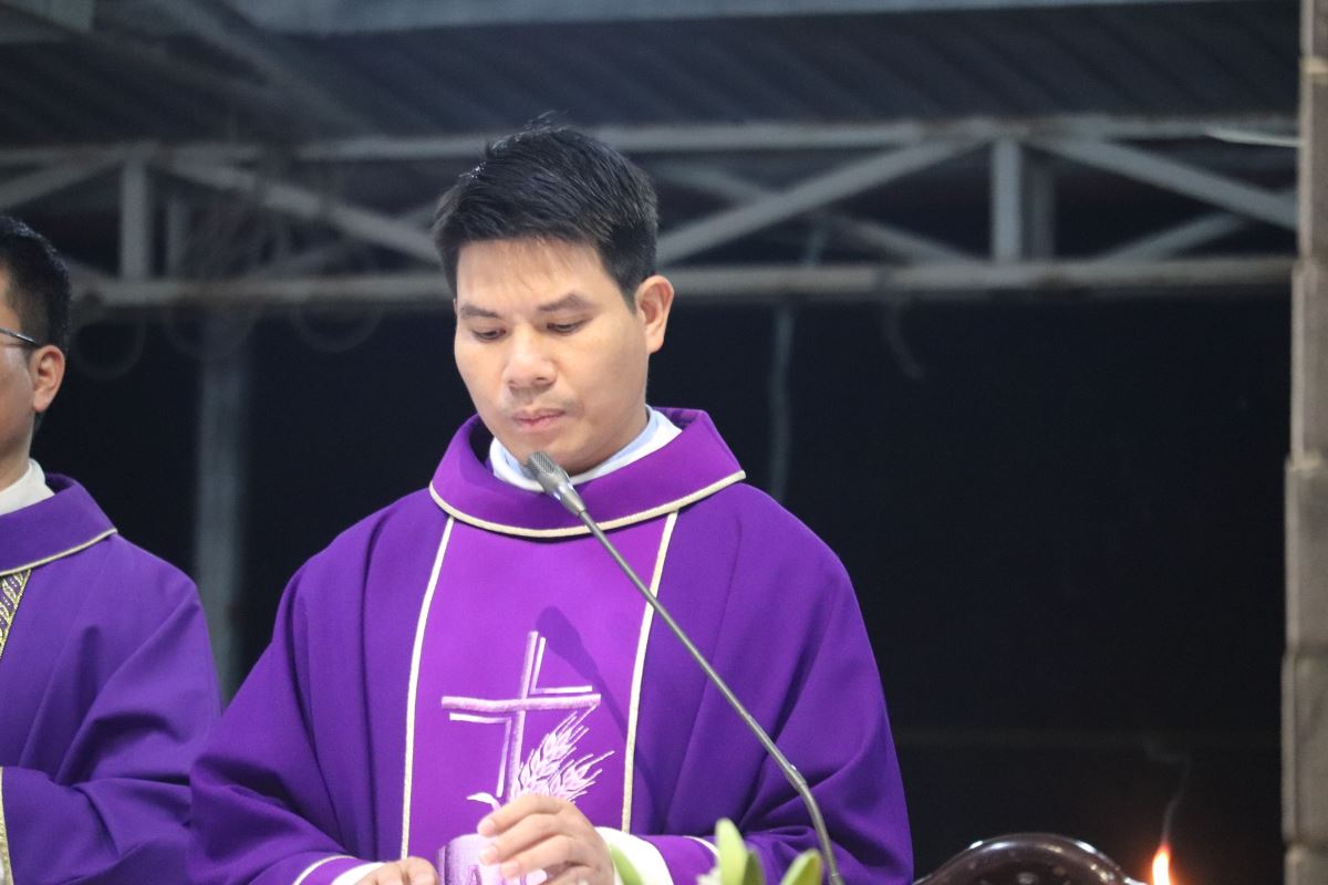 Cha chủ tế ngỏ lời với cộng đoàn