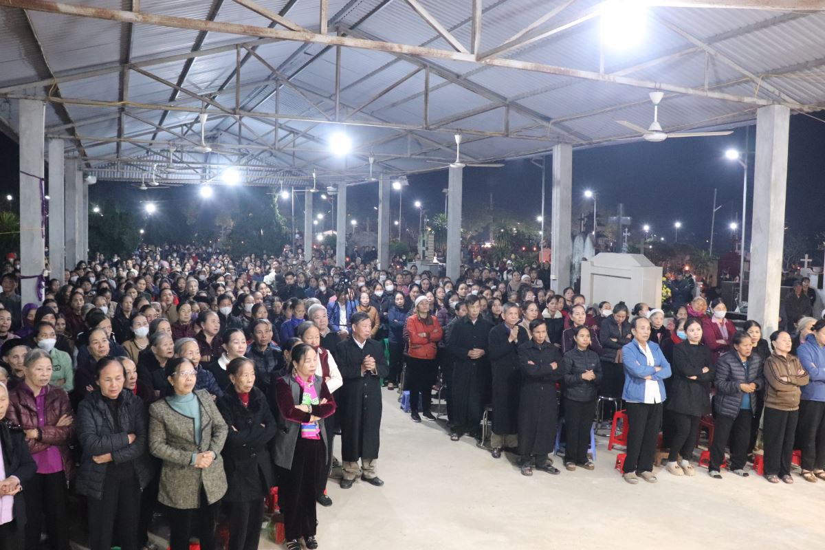 Cộng đoàn sốt sắng hiệp dâng Thánh lễ