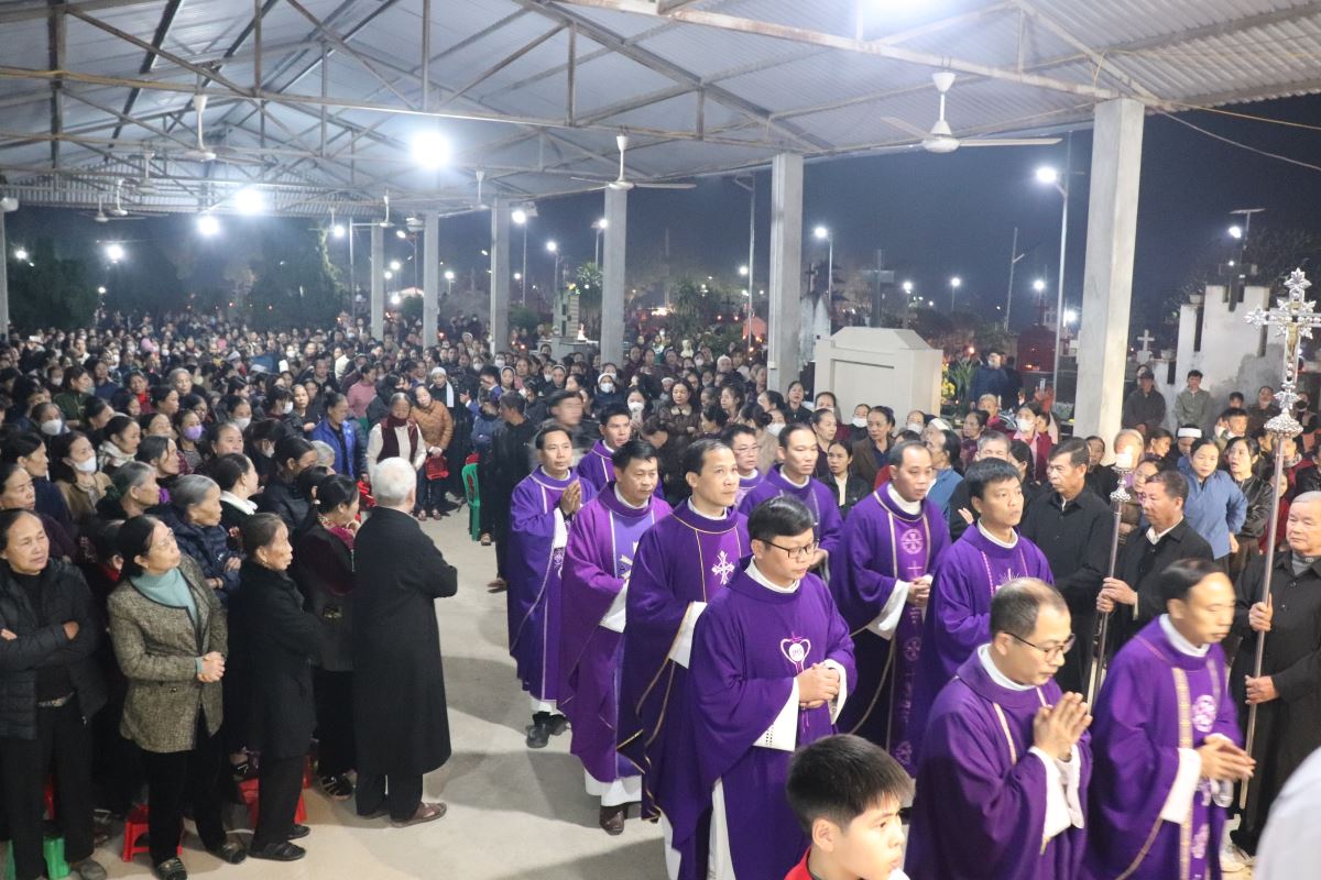 Đoàn đồng tế tiến lên lễ đài để hiệp dâng Thánh lễ