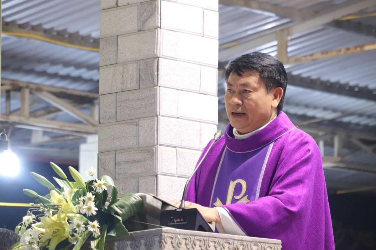 Cha Giuse Nguyễn Văn Ninh giảng lễ