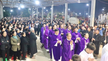 Quý Cha Quê Hương Hoàng Xá Và Trại Sơn Dâng Thánh Lễ Cầu Nguyện Cho Các Tín Hữu Đã Qua Đời Tại Vườn Thánh Giáo Xứ Hoàng Xá