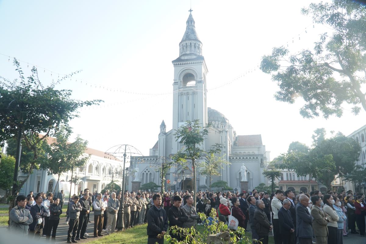 Cộng đoàn tham dự nghi thức hành hương