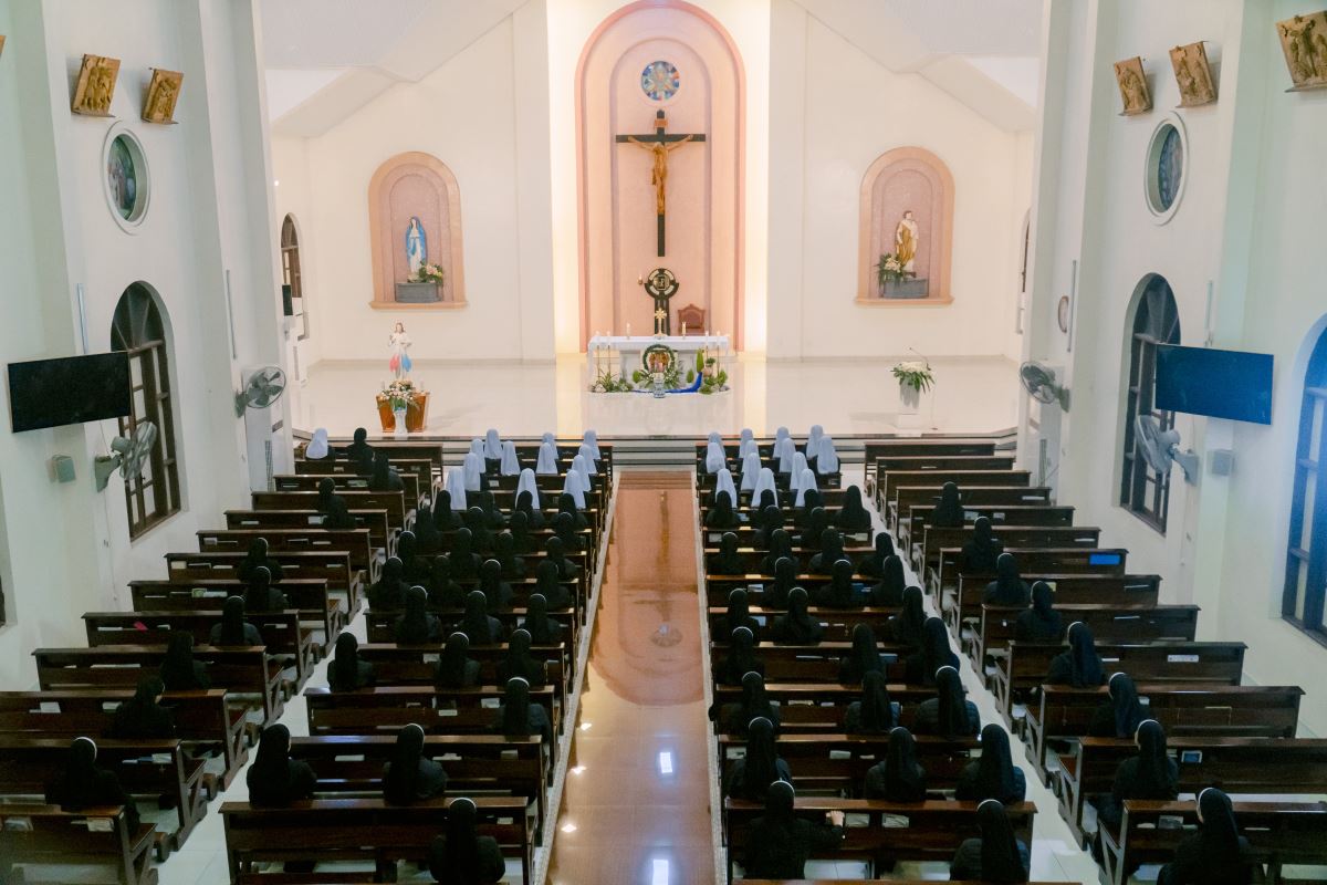 Chị em hiệp thông sốt sắng trong giờ Chầu khai mạc