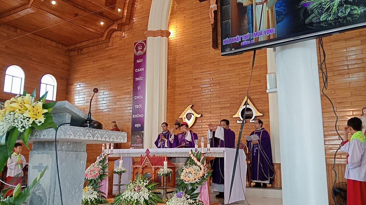 Đức cha và cha xứ đặt tay cầu xin ơn Chúa Thánh Thần