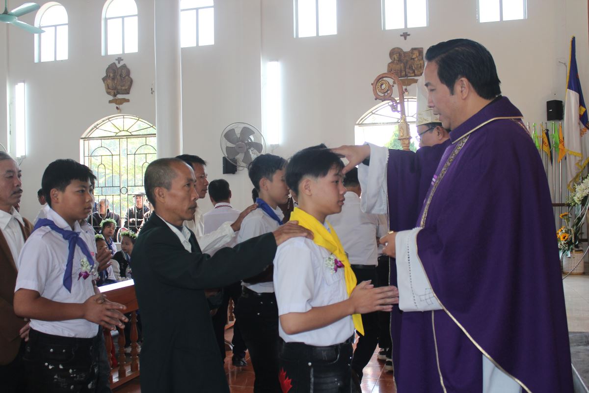 Các em xếp hàng tiến lên lãnh nhận ấn tín ơn Chúa Thánh Thần