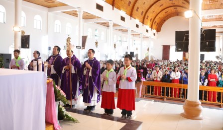 Giáo Xứ Nhân Nghĩa: 87 Em Lãnh Nhận Bí Tích Thêm Sức Trong Chúa Nhật I Mùa Vọng