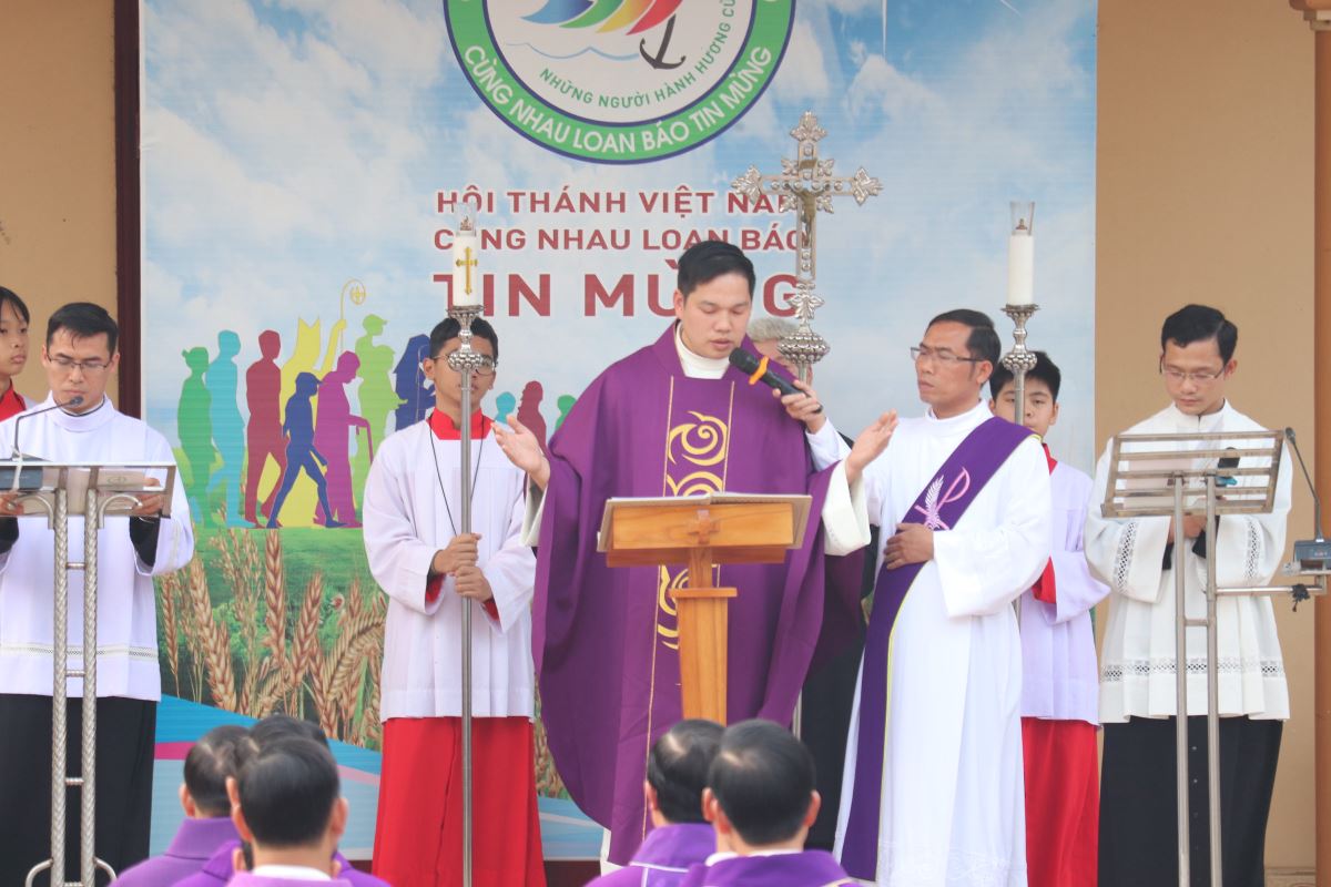 Cha Phanxicô Xaviê Lê Văn Tiến chủ sự nghi thức hành hương