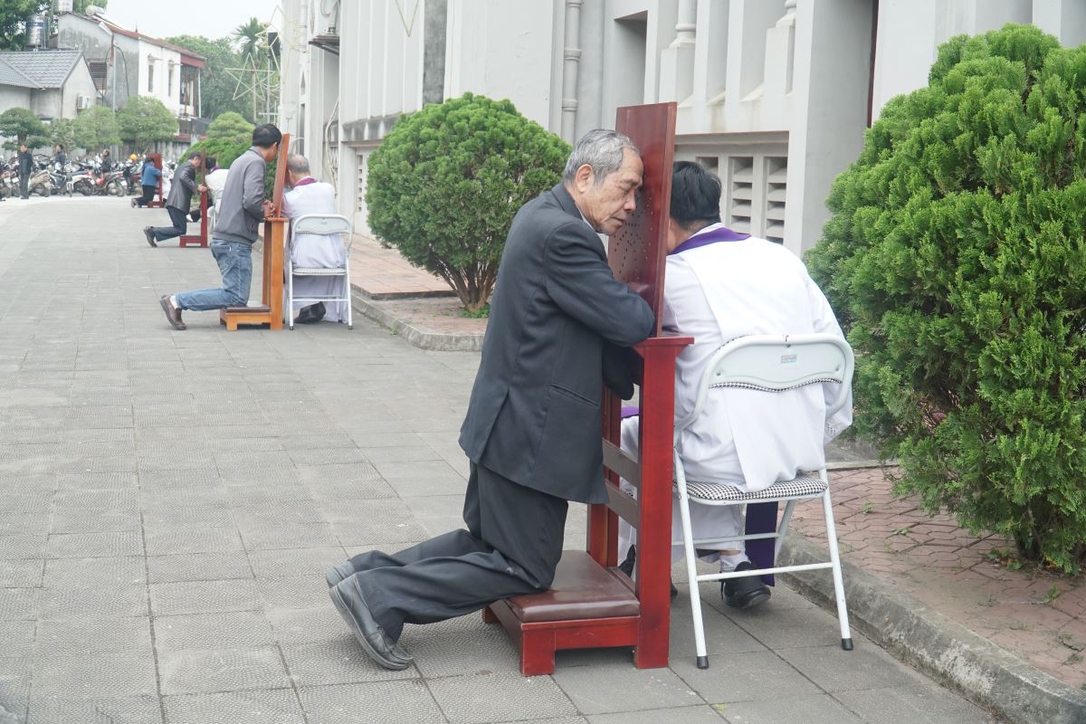 Các tín hữu sốt sắng lãnh nhận Bí tích Hòa giải để được giao hòa cùng Thiên Chúa