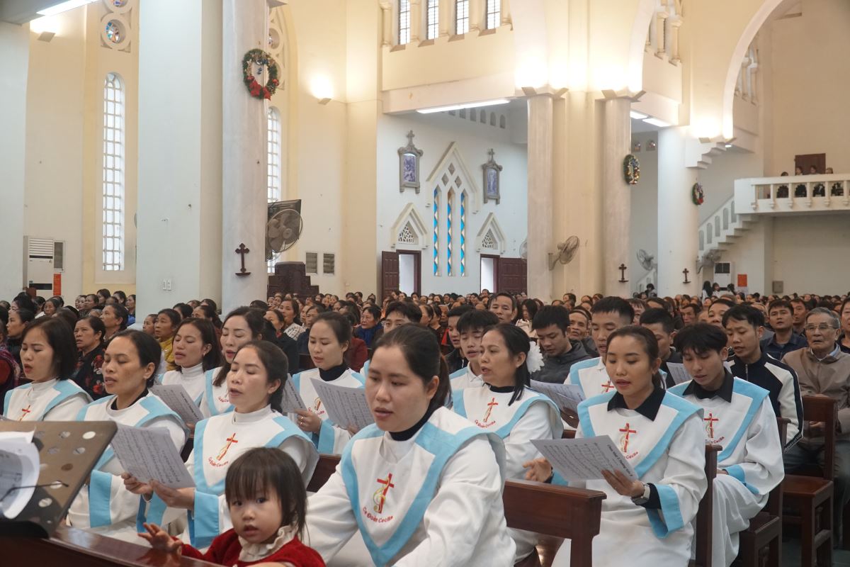 Cộng đoàn ôn hát cộng đồng dưới sự hướng dẫn của dì Têrêsa Nguyễn Thị Chiên