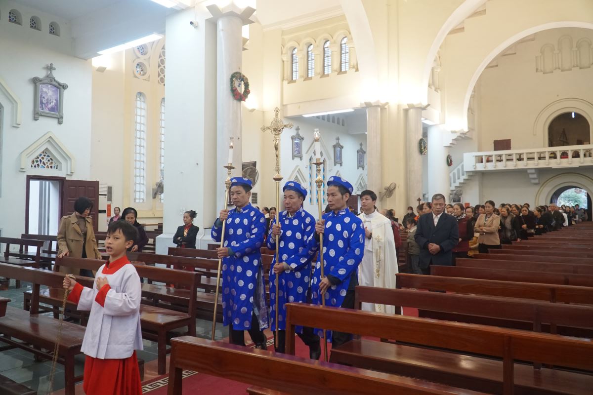 Đoàn hành hương từ Hang đá tiến vào Nhà thờ