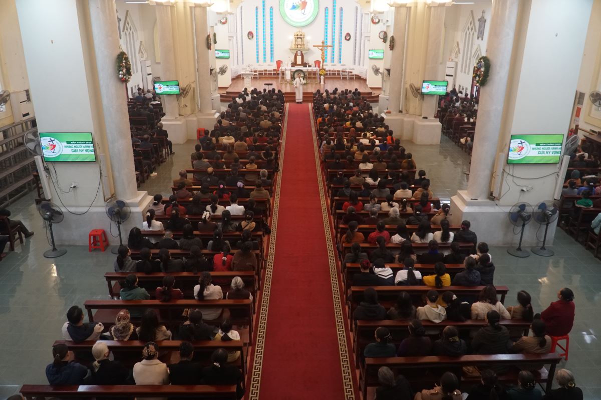 Cộng đoàn chăm chú lắng nghe giờ chia sẻ